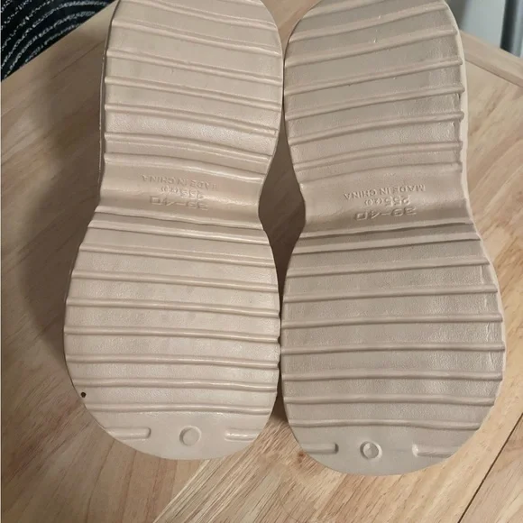 Beige Chunky Platform Crocs size 8-9 - Picture 5 of 5